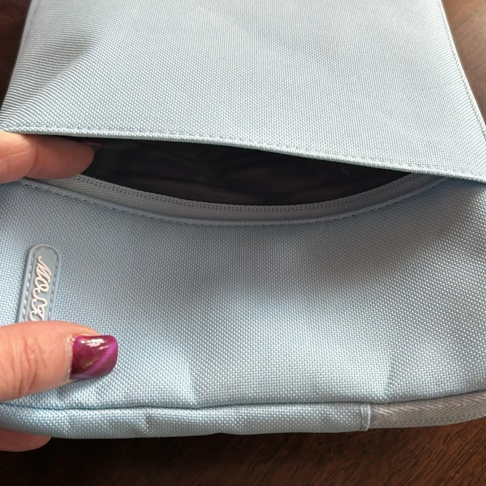 iPad/tablet zippered padded carrying case light blue new without tag